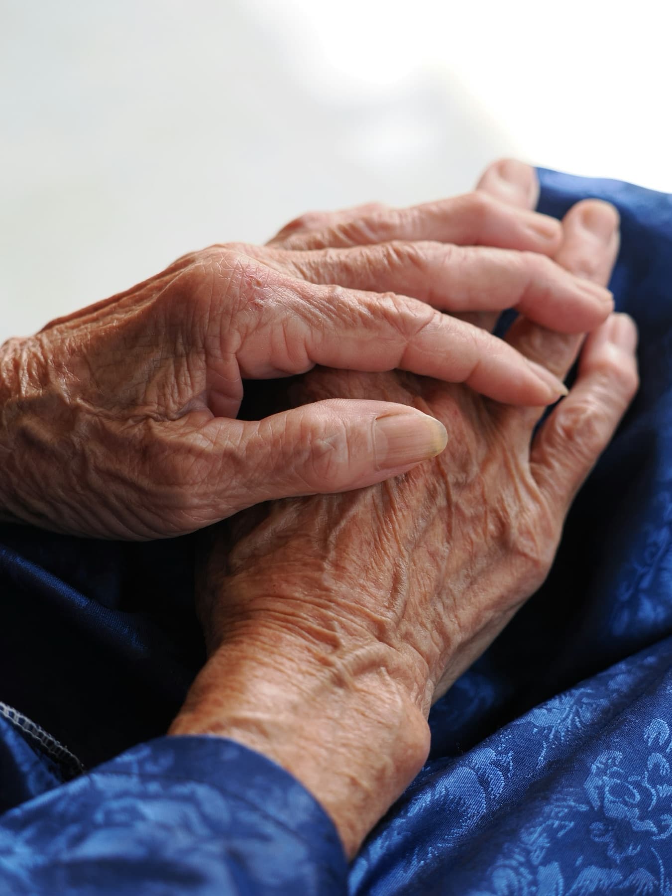 Mains d’une personne âgée posées l’une sur l’autre